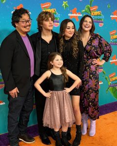 Pyper Braun, a Compass Charter School scholar, poses with Erin & Aaron cast at the Nickelodeon Kids Choice Awards.