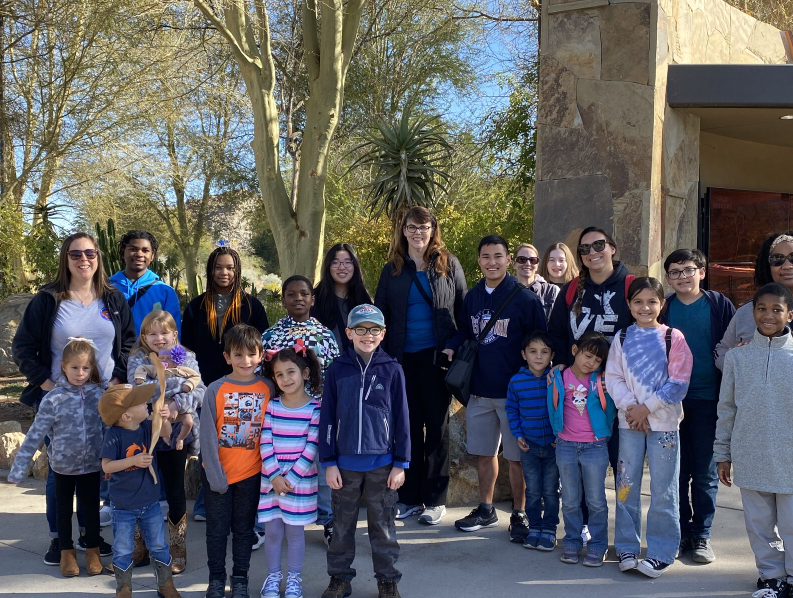 A beautiful diverse group of learning coaches, teachers, and scholars together at the living desert field trip gather for a photo.